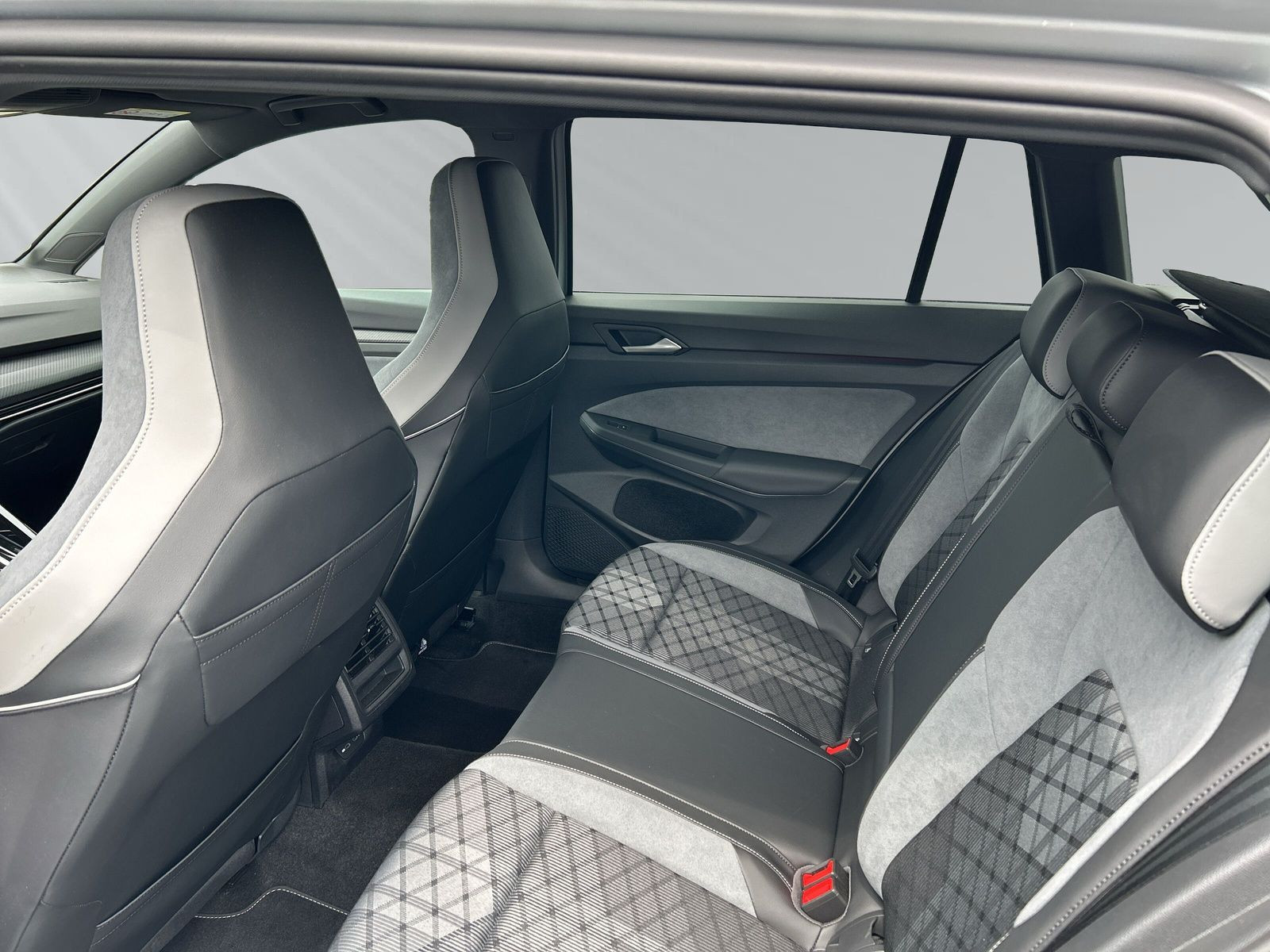 Golf Variant R-Line 1,5l eTSI 130PS DSG+LED+PDC+