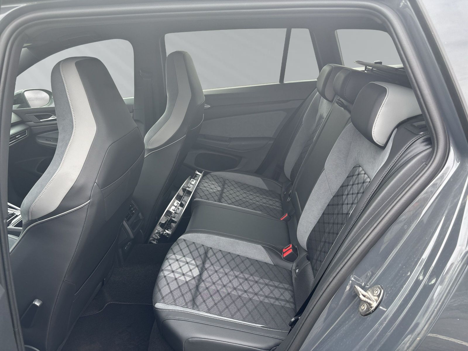 Golf Variant R-Line 1.5 l eTSI 130PS DSG+LED+PDC