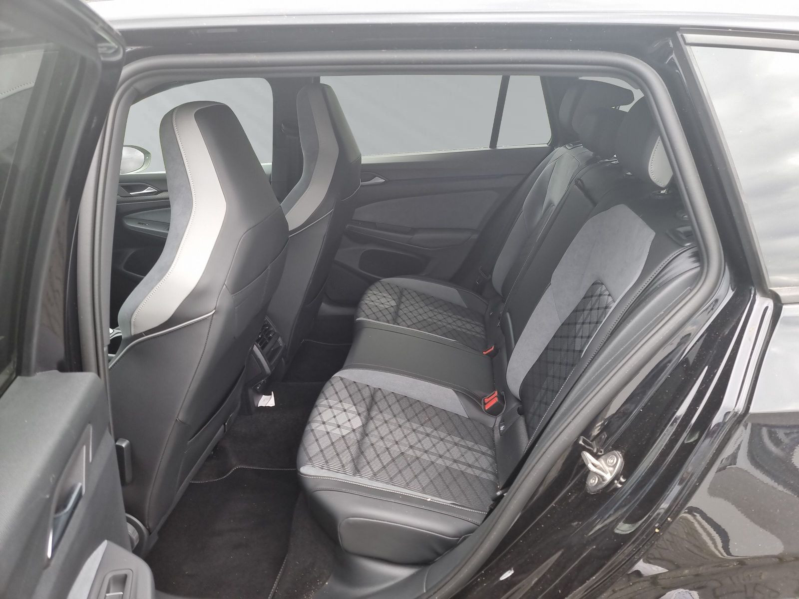 Golf Variant R-Line 1,5 l eTSI 130PS DSG+PDC+LED