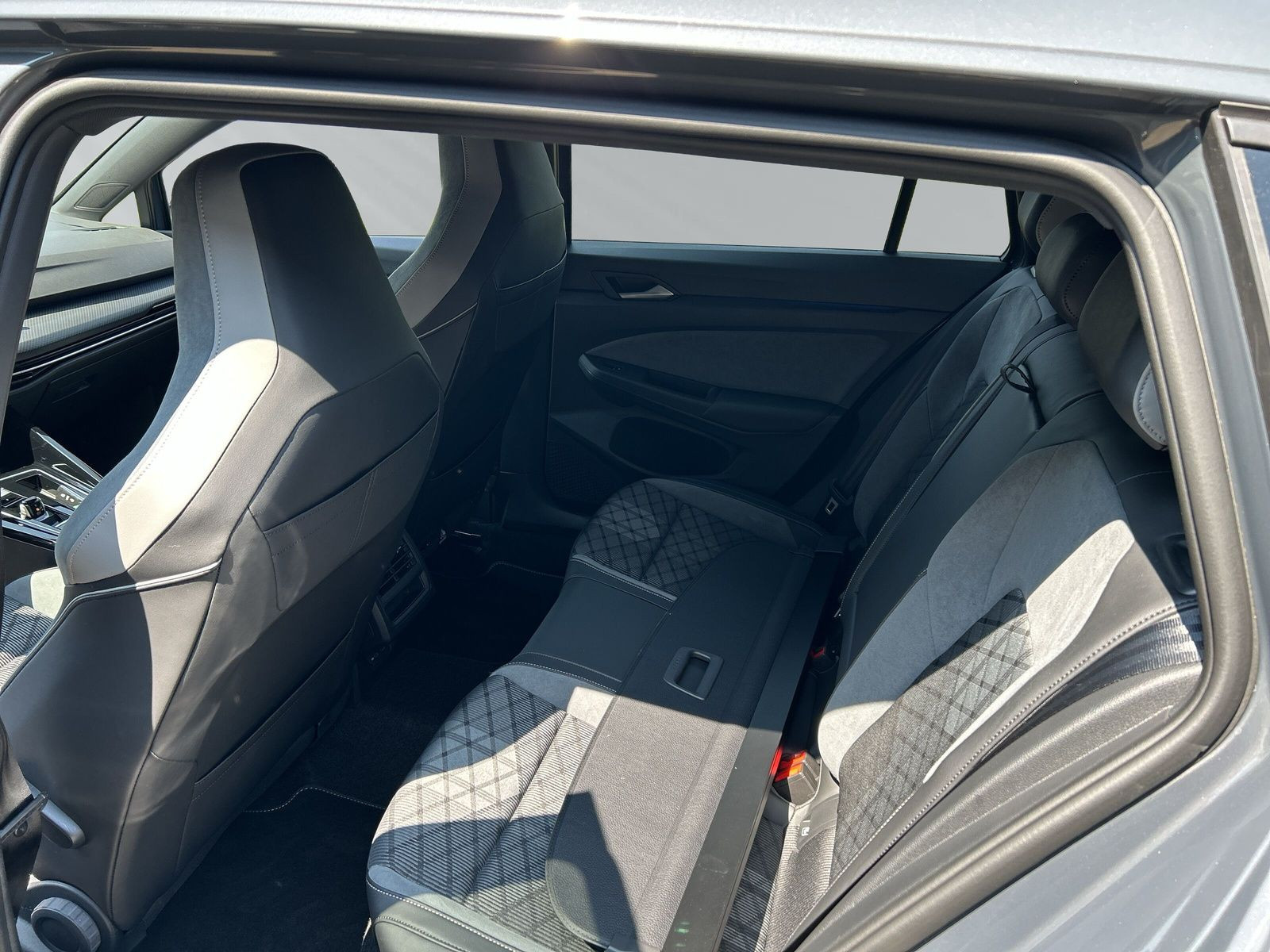 Golf Variant R-Line 1,5l eTSI 130PS DSG+LED+Navi