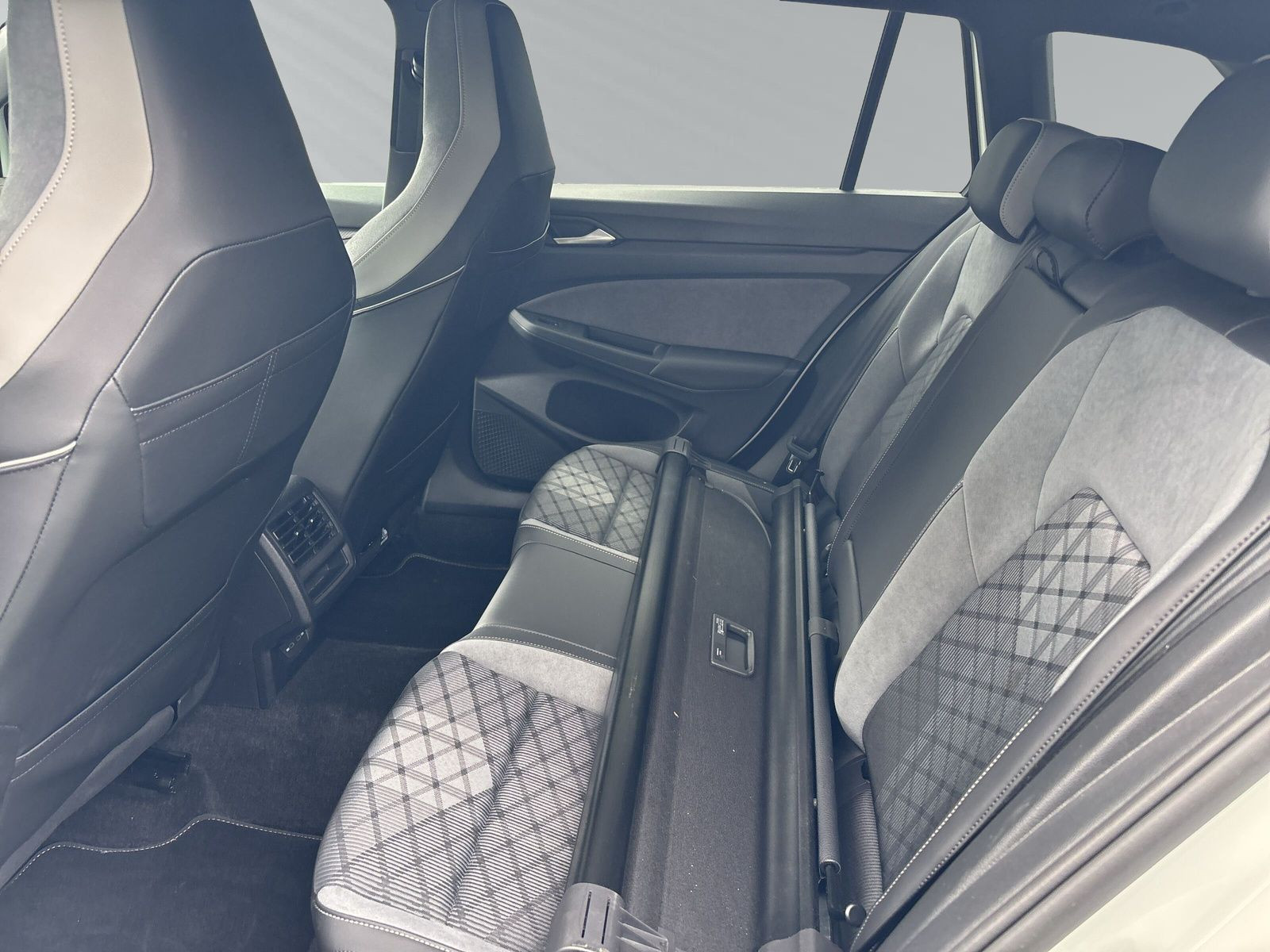 Golf Variant R-Line 1,5 l eTSI OPF 96 kW (130 PS) 7-Gang-Doppelkupplungsgetriebe DSG