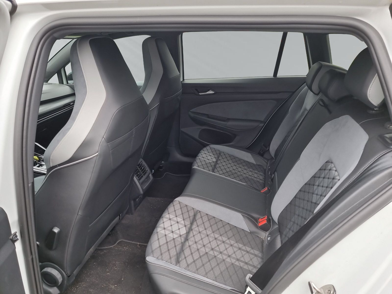 Golf Variant R-Line 1,5 l eTSI OPF 96 kW (130 PS) 7-Gang-Doppelkupplungsgetriebe DSG