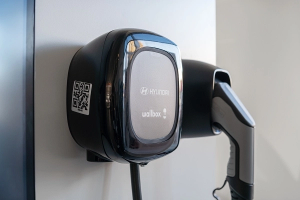 1-spandau-hyundai-elektrisch-laden-kabel-autohaus-arnhoelter.jpg-600x400