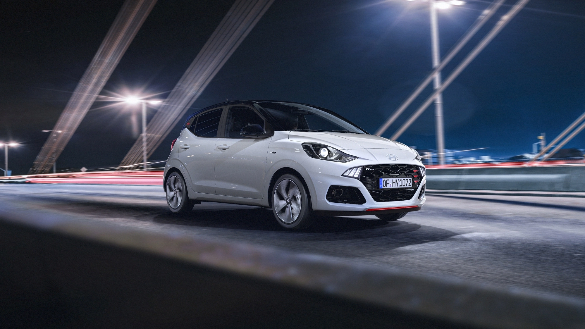 Hyundai i10 auf Straße fahrend